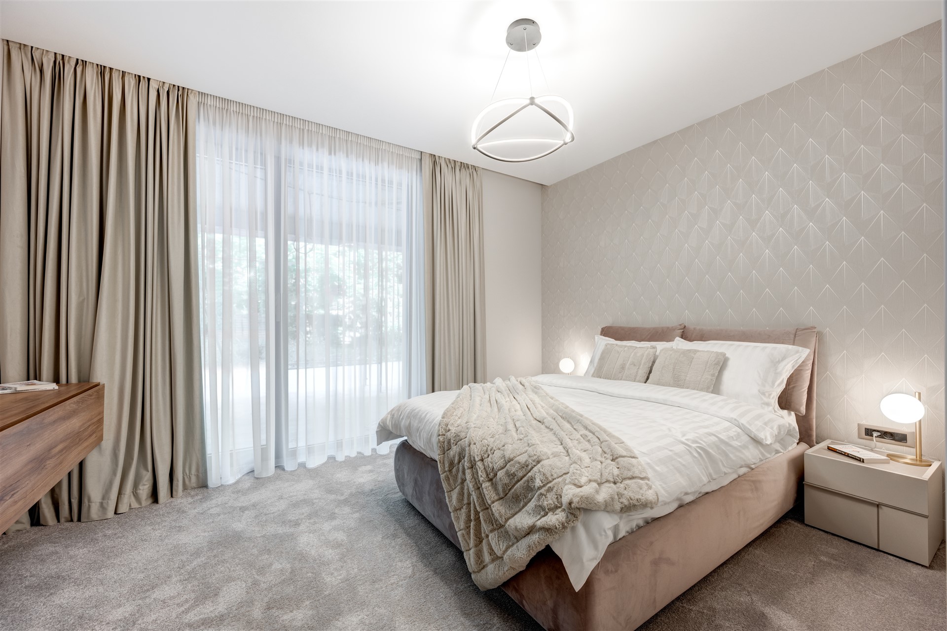 Dormitor elegant din showroom ARQA Jolie Village, perfect pentru relaxare, cu finisaje contemporane și detalii sofisticate.